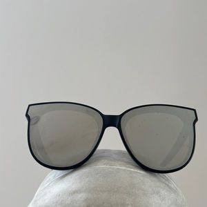 Gentle monster sunglasses used V  flatba mirror black